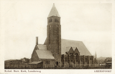 12973 Gezicht op de voor- en rechtergevel van de N.H. kerk (Leusderweg 110) te Amersfoort.